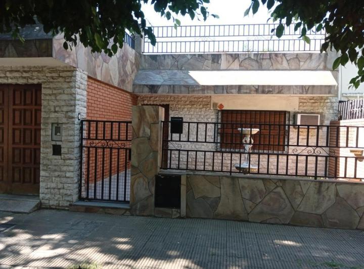 Casa · 140m² · 6 Ambientes · 1 Cochera