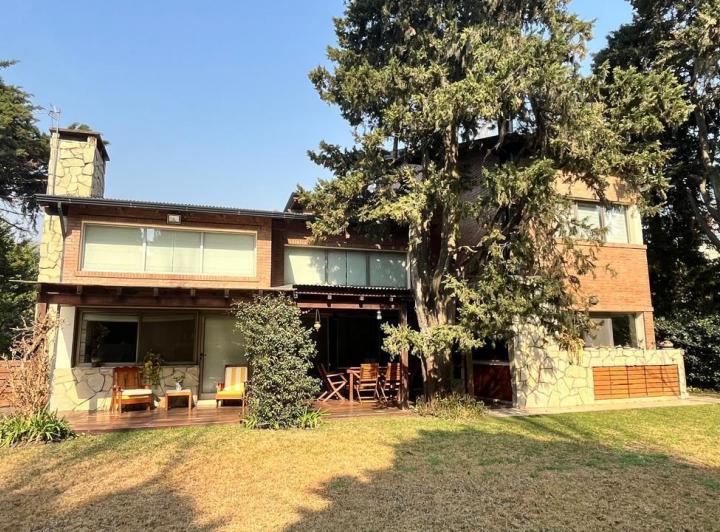 Casa · 200m² · 7 Ambientes · 2 Cocheras