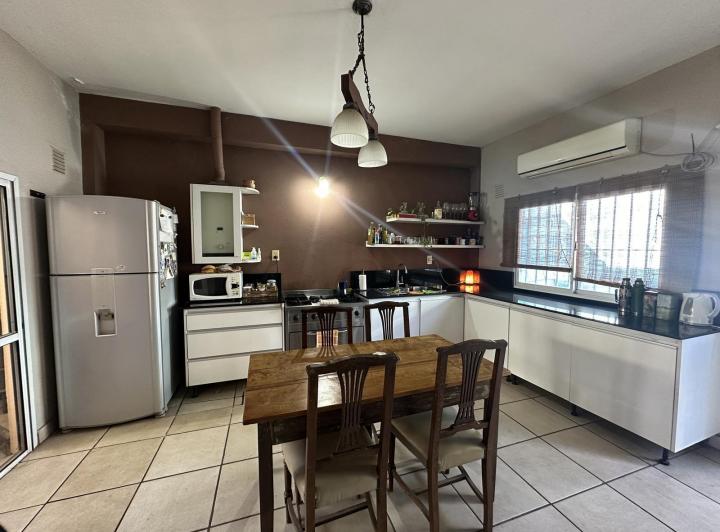 Casa · 169m² · 5 Ambientes · 1 Cochera