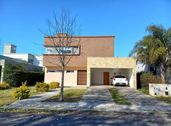 Casa · 176m² · 4 Ambientes · 2 Cocheras