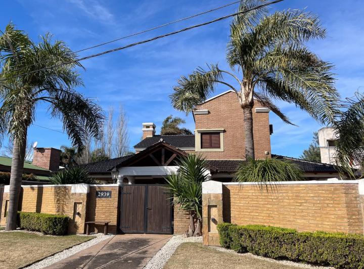Casa · 213m² · 5 Ambientes · 4 Cocheras