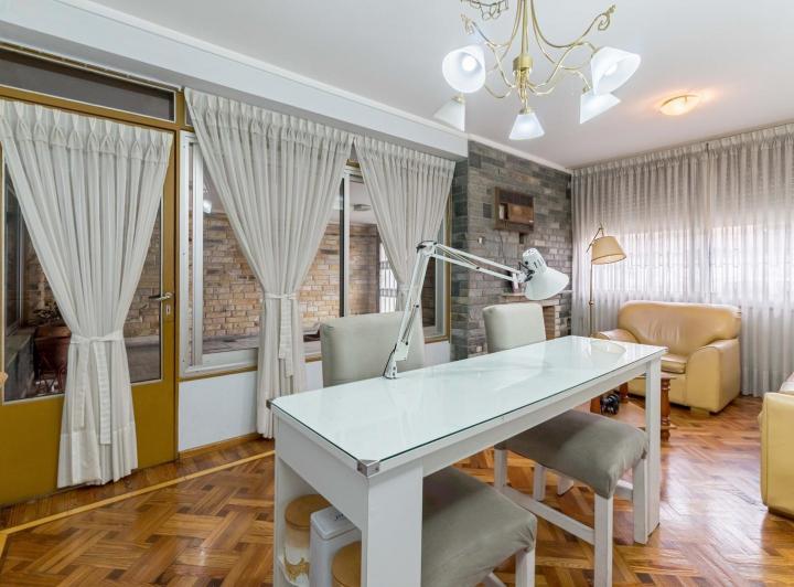 Casa · 221m² · 8 Ambientes · 2 Cocheras
