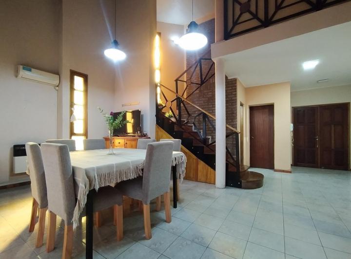 Casa · 285m² · 5 Ambientes · 1 Cochera