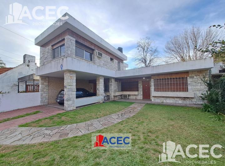 Casa · 237m² · 4 Ambientes · 1 Cochera