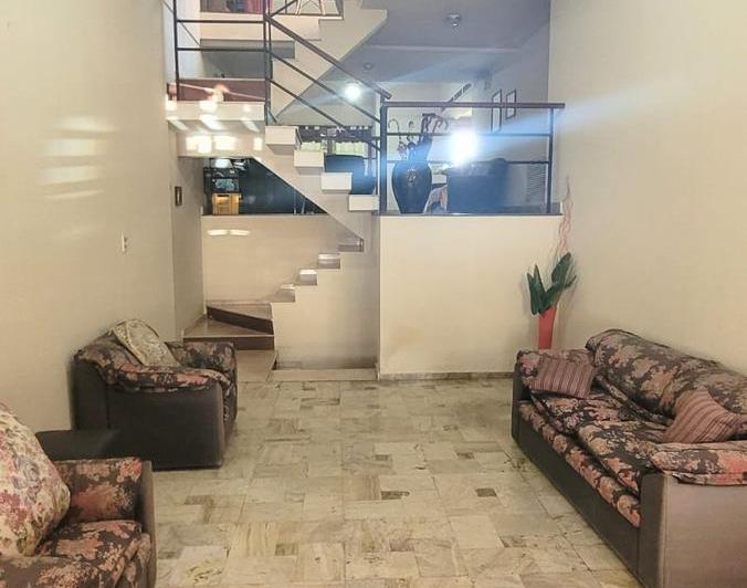 Casa · 280m² · 6 Ambientes · 4 Cocheras