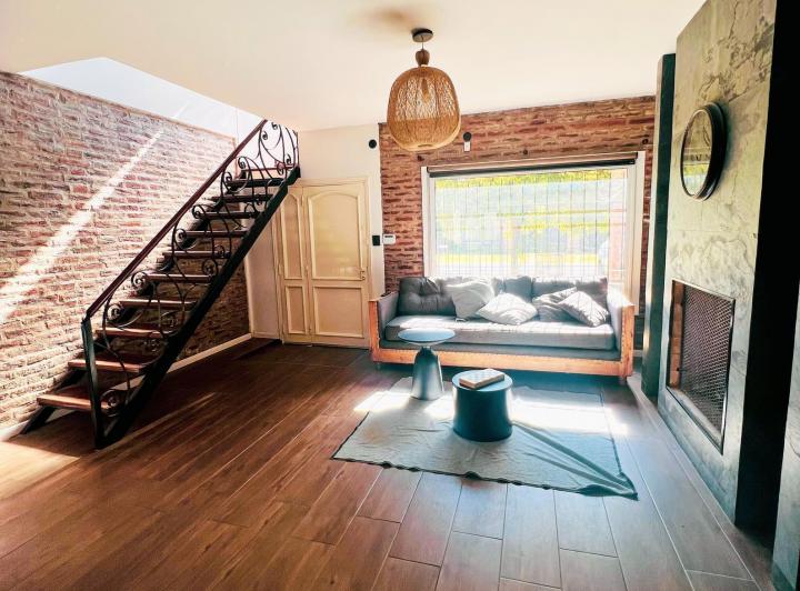 Casa · 243m² · 7 Ambientes · 2 Cocheras