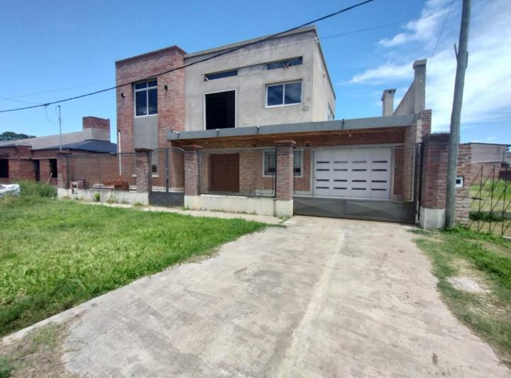 Casa · 297m² · 9 Ambientes · 1 Cochera