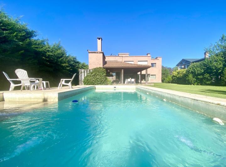 Casa · 360m² · 9 Ambientes · 2 Cocheras