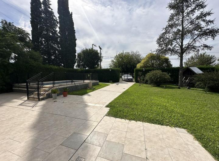 Casa · 250m² · 5 Ambientes · 3 Cocheras