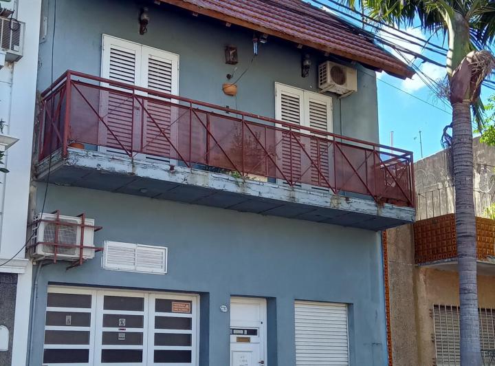 Casa · 90m² · 8 Ambientes · 1 Cochera