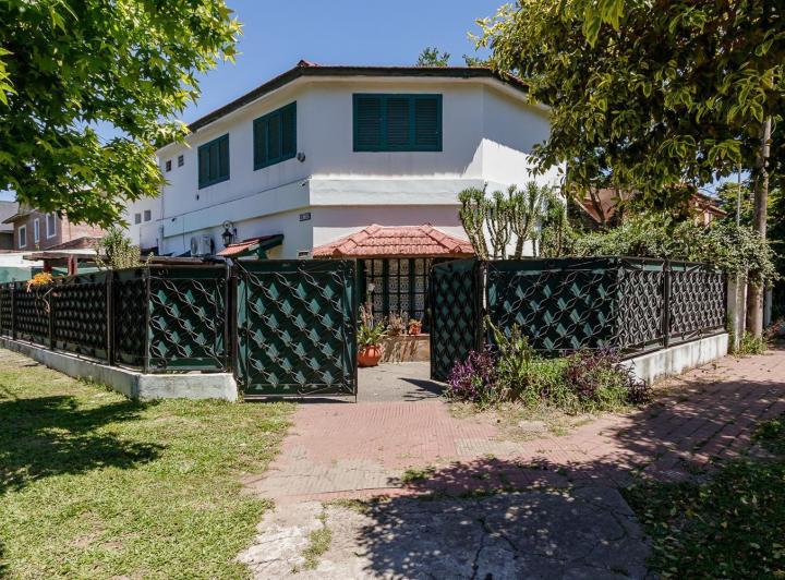 Casa · 208m² · 8 Ambientes · 1 Cochera