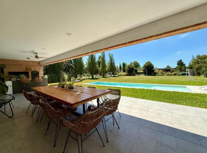 Casa · 210m² · 4 Dormitorios · 1 Cochera