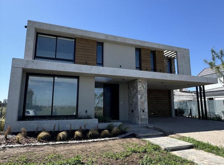 Casa · 334m² · 4 Dormitorios · 2 Cocheras