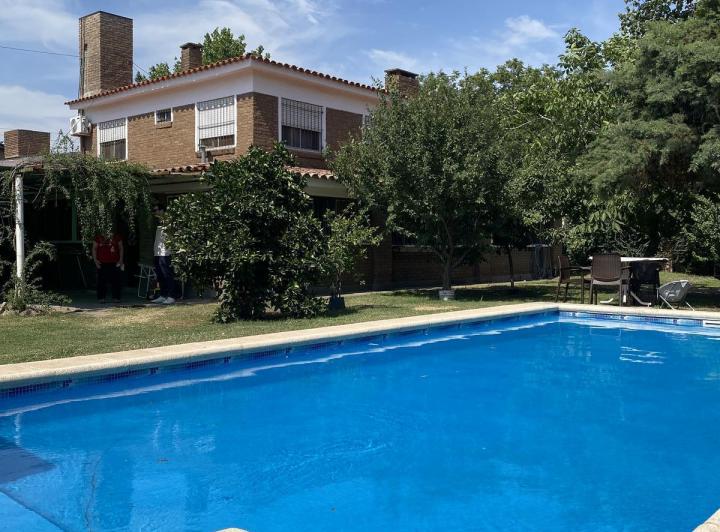 Casa · 240m² · 6 Ambientes · 1 Cochera
