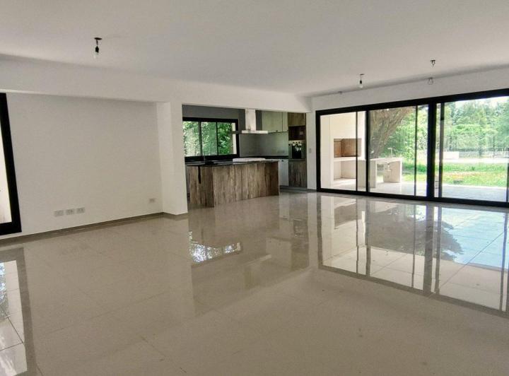 Casa · 233m² · 6 Ambientes · 2 Cocheras