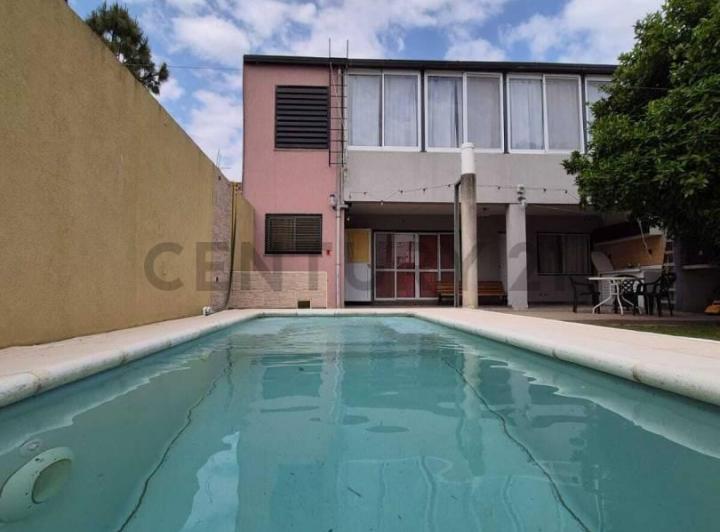 Casa · 270m² · 8 Ambientes