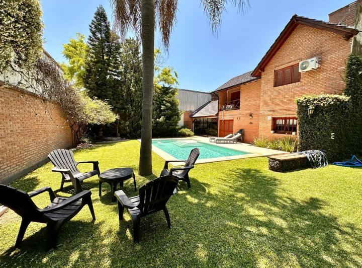 Casa · 180m² · 7 Ambientes · 3 Cocheras