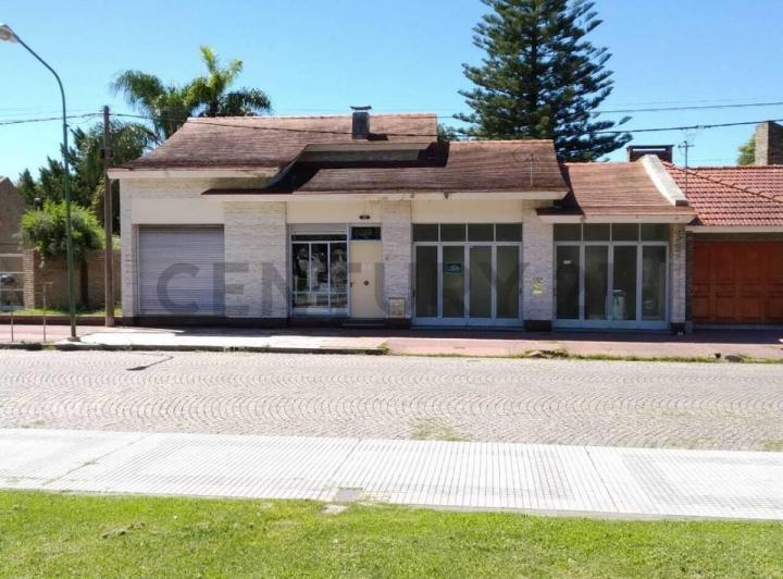 Casa · 260m² · 4 Ambientes · 2 Cocheras