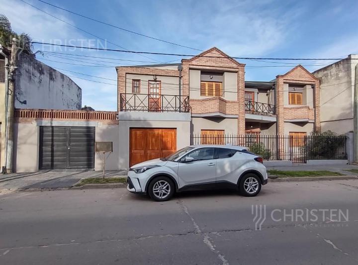 Casa · 231m² · 6 Ambientes · 2 Cocheras