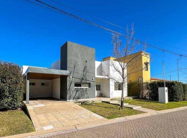 Casa · 127m² · 5 Ambientes · 2 Cocheras