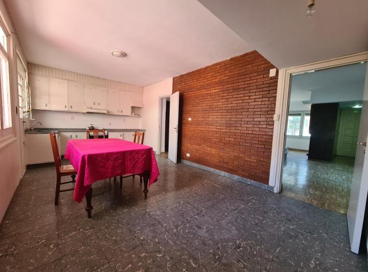 Casa · 127m² · 8 Ambientes · 1 Cochera