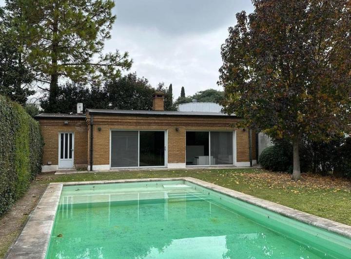 Casa · 253m² · 7 Ambientes · 2 Cocheras