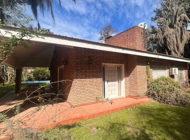 Casa · 240m² · 5 Ambientes · 2 Cocheras