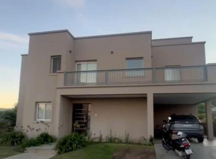 Casa · 230m² · 8 Ambientes · 1 Cochera