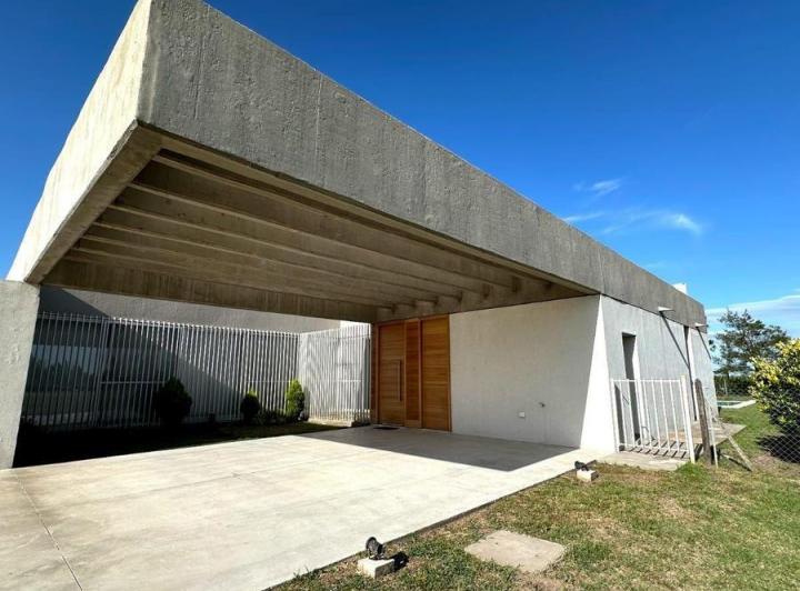 Casa · 1000m² · 6 Ambientes · 2 Cocheras