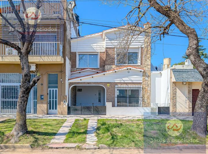 Casa · 230m² · 7 Ambientes · 1 Cochera