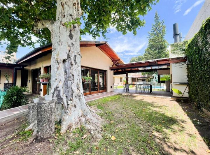 Casa · 325m² · 5 Ambientes · 2 Cocheras