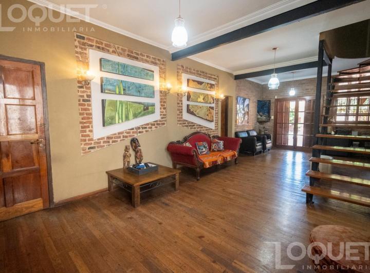 Casa · 229m² · 7 Ambientes · 3 Cocheras