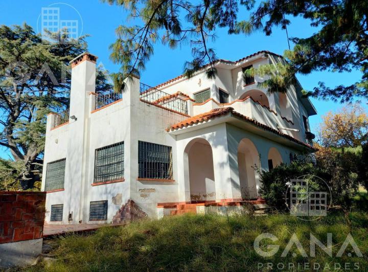 Casa · 403m² · 8 Ambientes · 2 Cocheras