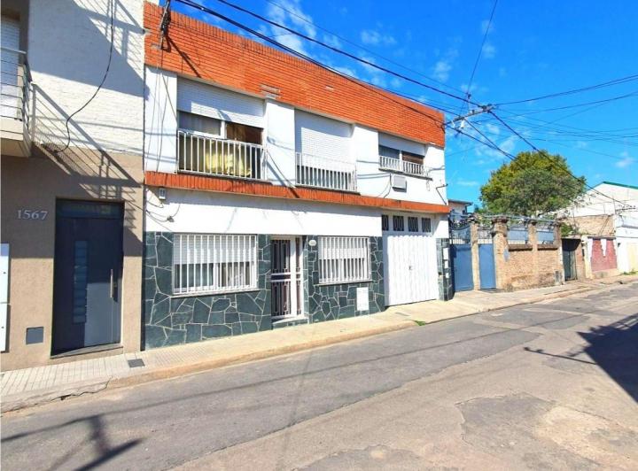 Casa · 240m² · 7 Ambientes · 4 Cocheras