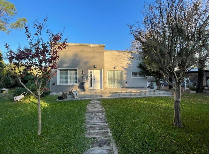 Casa · 170m² · 4 Ambientes · 3 Cocheras