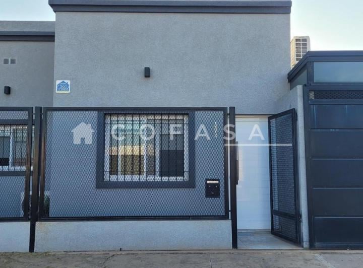 Casa · 72m² · 4 Ambientes · 2 Cocheras