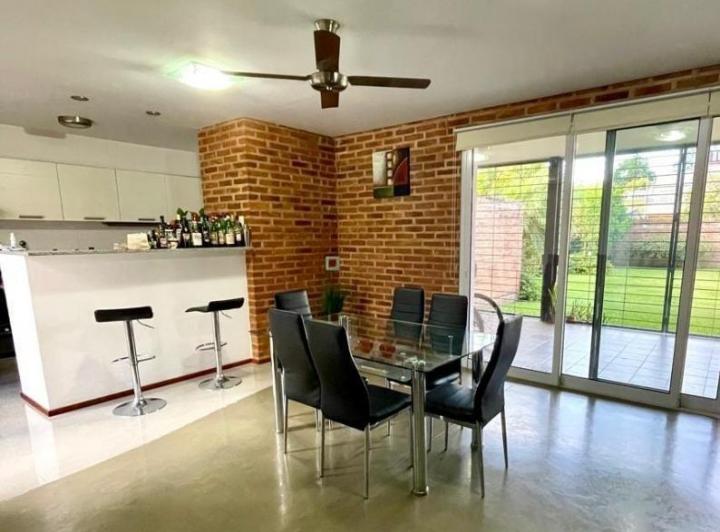 Casa · 156m² · 3 Ambientes · 2 Cocheras