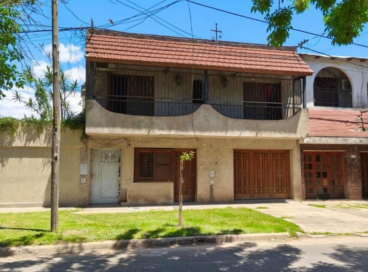 Casa · 240m² · 8 Ambientes · 1 Cochera