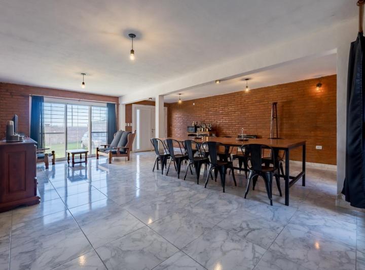Casa · 220m² · 4 Ambientes · 1 Cochera