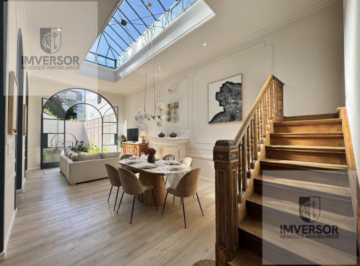 Casa · 223m² · 8 Ambientes · 1 Cochera