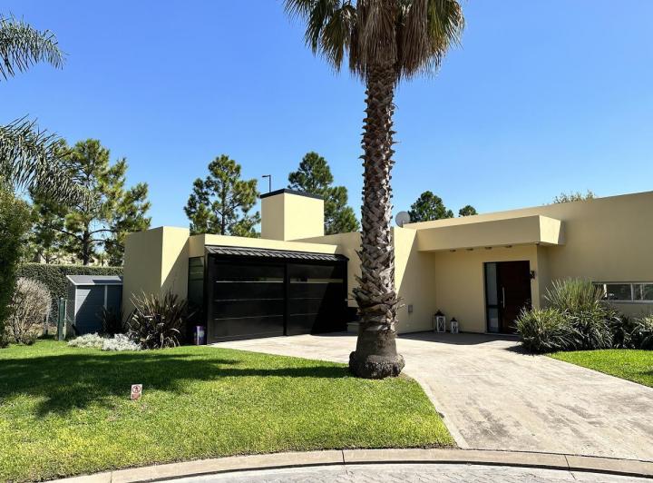 Casa · 290m² · 6 Ambientes · 2 Cocheras