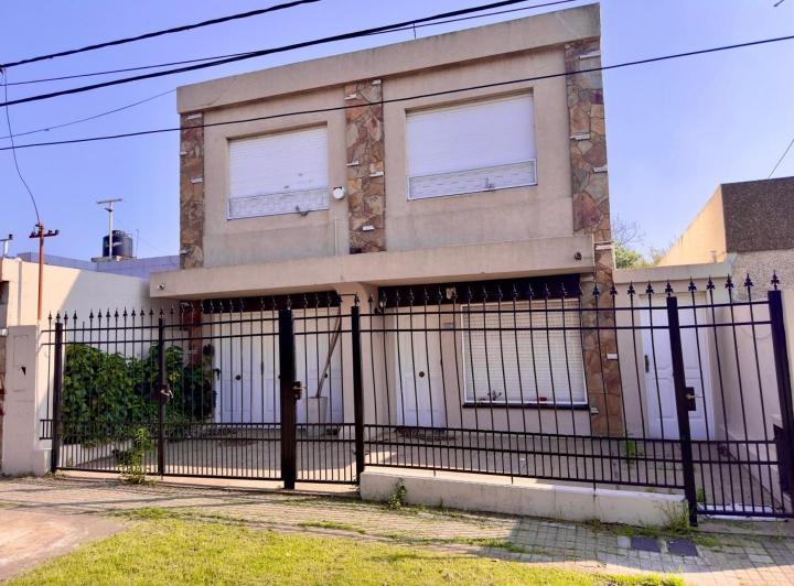 Casa · 200m² · 4 Ambientes · 1 Cochera