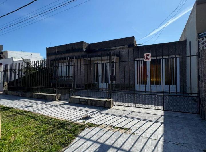 Casa · 254m² · 8 Ambientes · 1 Cochera