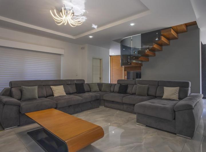 Casa · 380m² · 8 Ambientes · 2 Cocheras