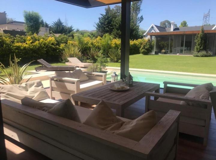 Casa · 333m² · 7 Ambientes · 3 Cocheras