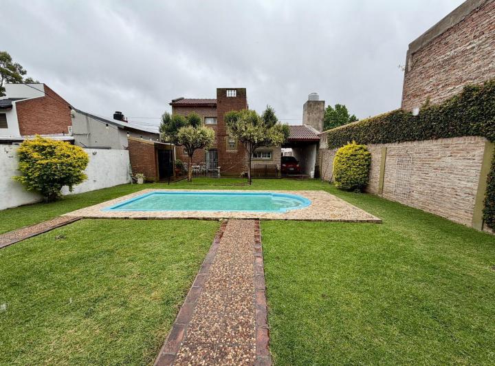 Casa · 190m² · 6 Ambientes · 2 Cocheras
