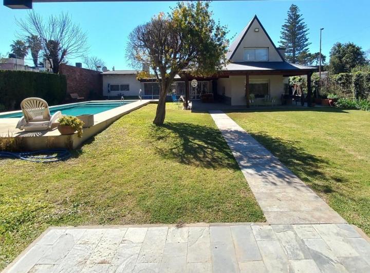 Casa · 178m² · 5 Ambientes · 2 Cocheras