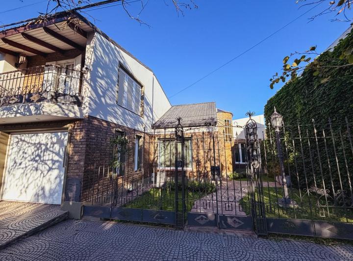 Casa · 208m² · 5 Ambientes · 1 Cochera