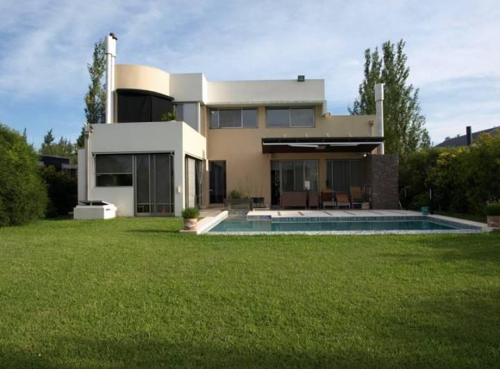 Casa · 300m² · 3 Dormitorios · 2 Cocheras