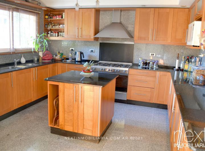 Casa · 307m² · 12 Ambientes · 2 Cocheras